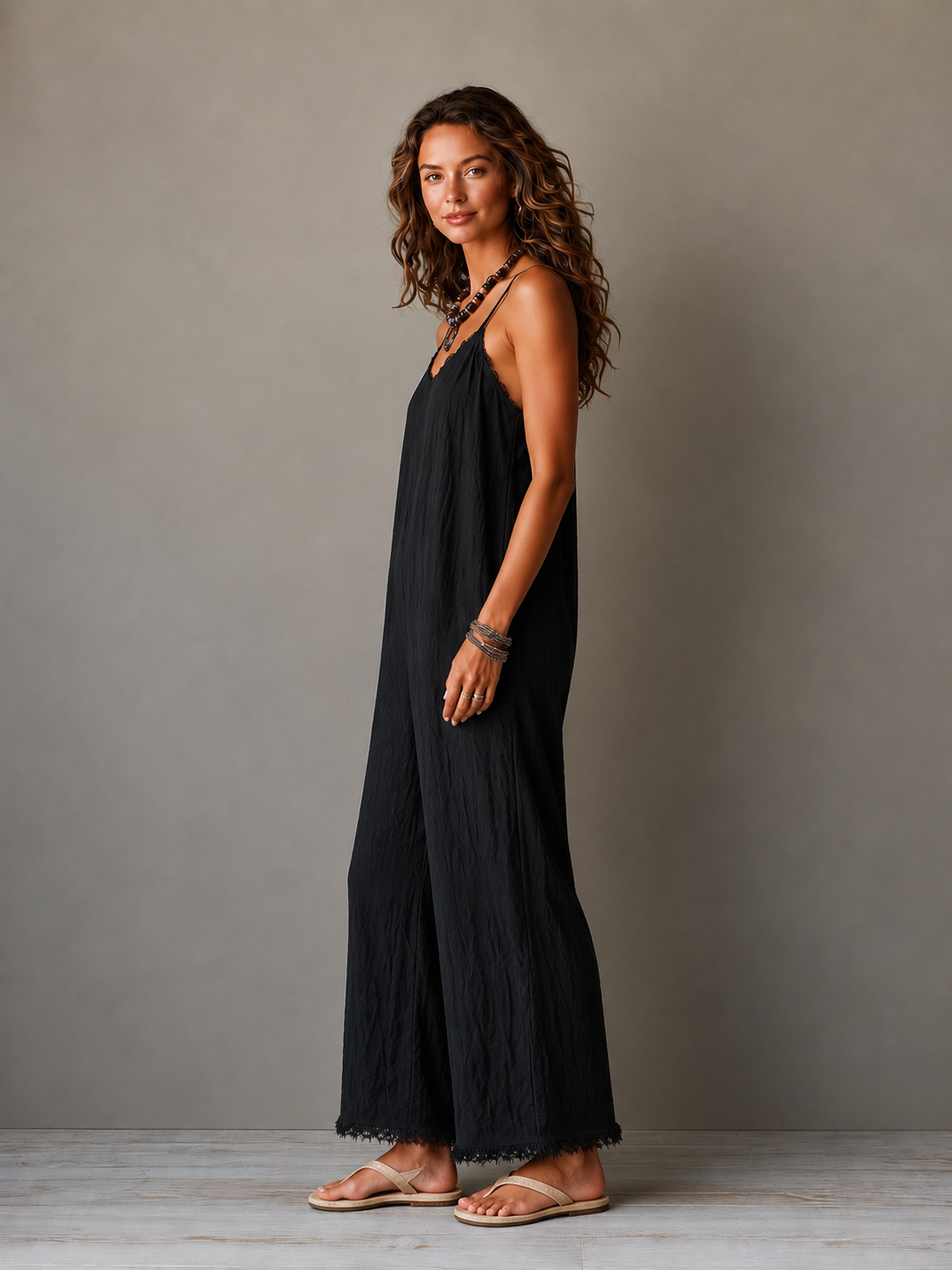 CARLA – Mono Minimalista Con Escote En V