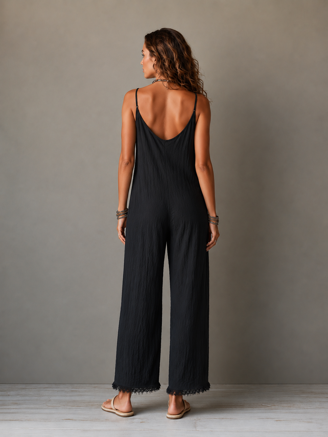 CARLA – Mono Minimalista Con Escote En V