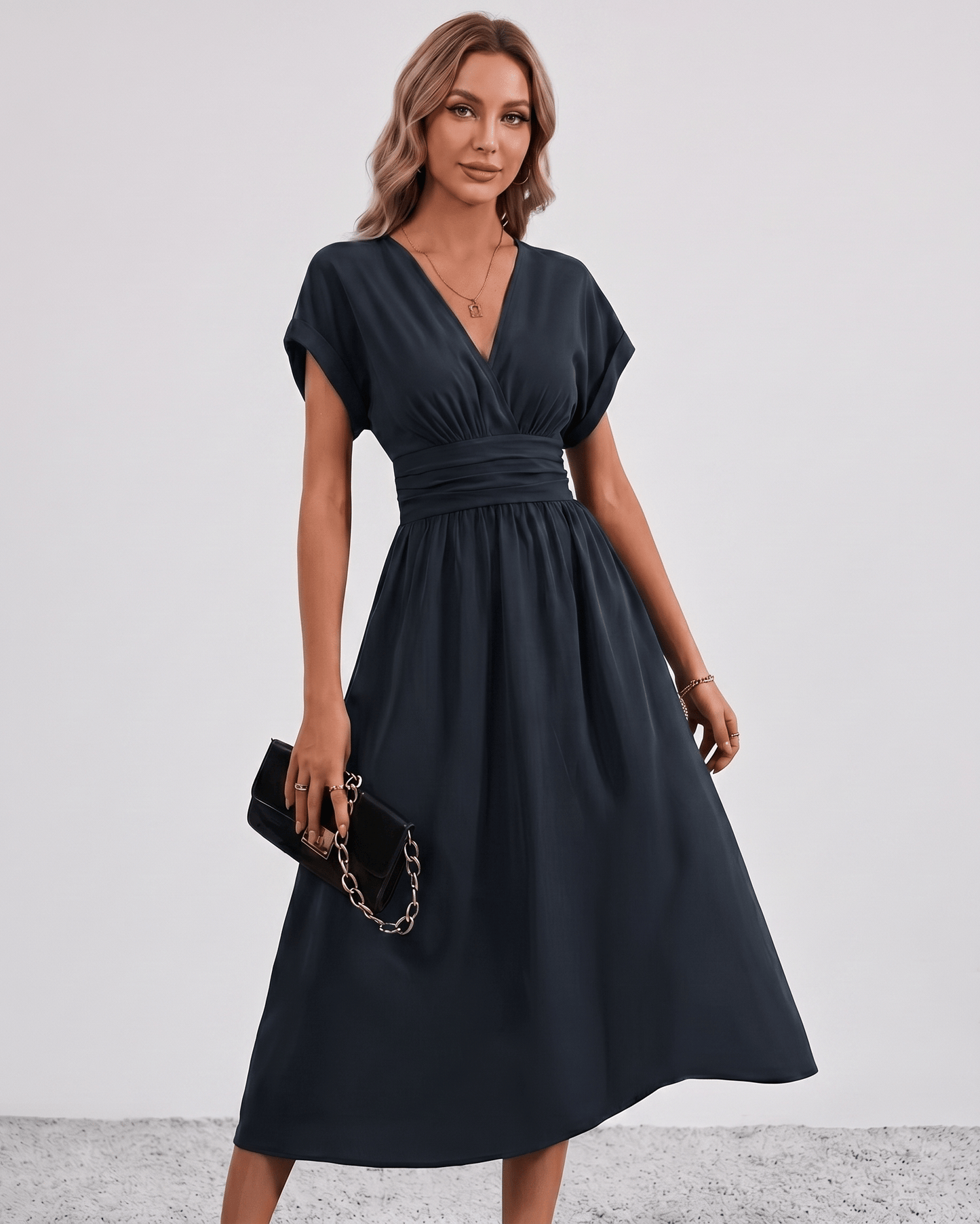 AURA – Vestido Midi Con Escote Cruzado
