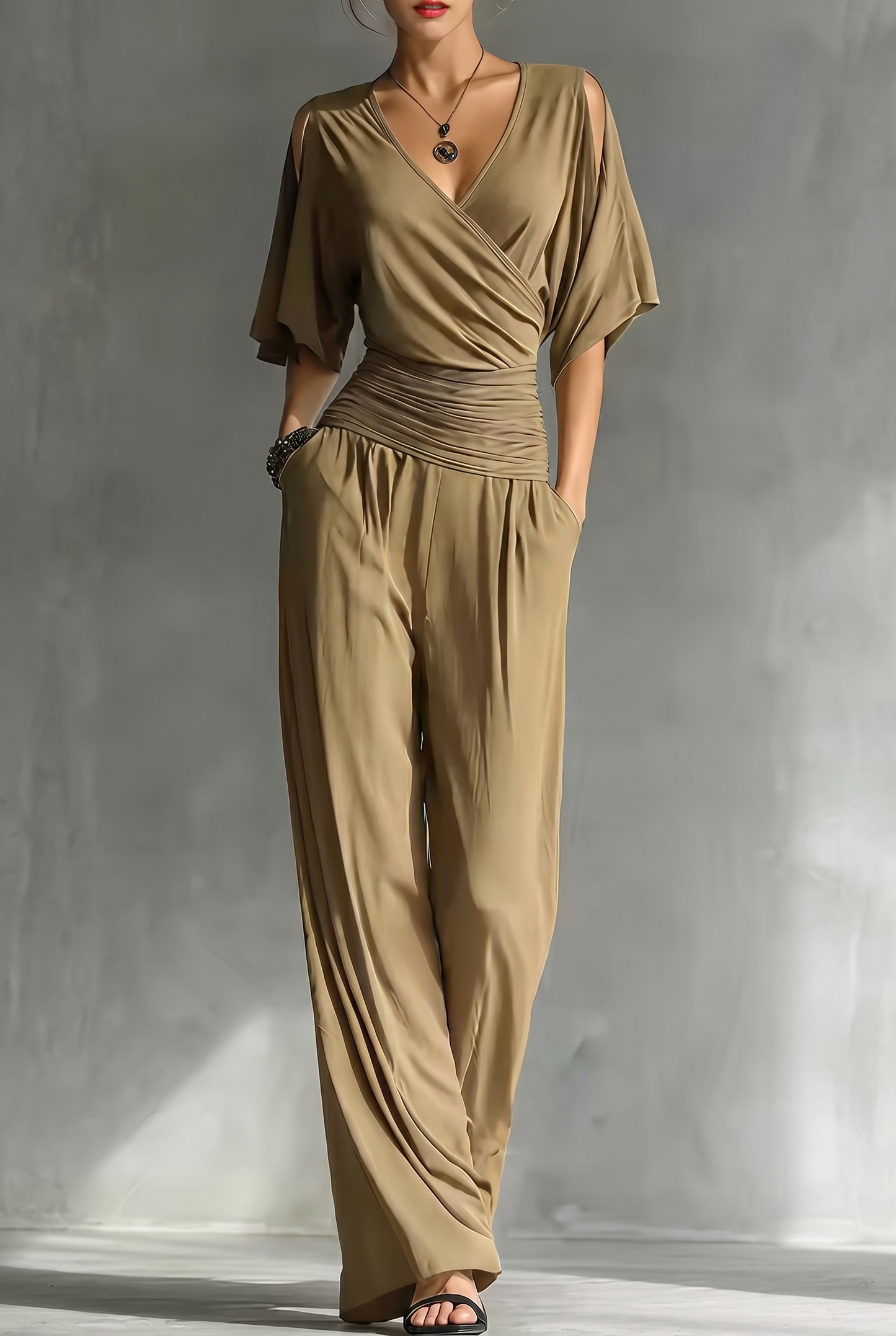 AMANDA – Mono Drapeado Con Escote En V