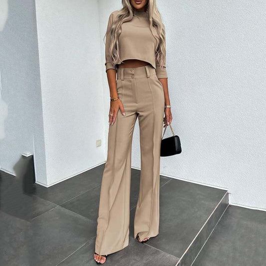 Conjunto elegante con top corto y pantalones anchos.